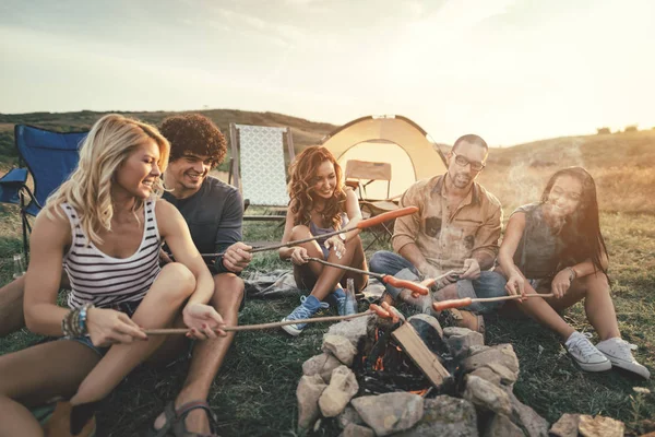 Happy Young Friends Enjoy Sunny Day Mountain Laughing Grilling Sausages — Stock Photo, Image