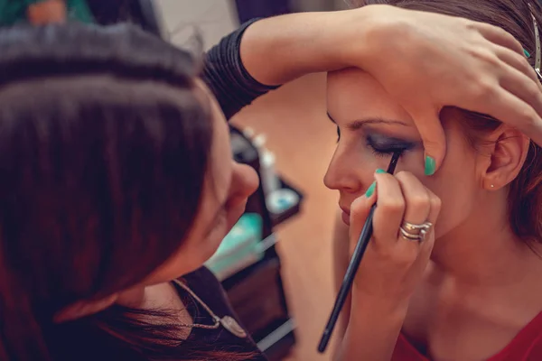 Vista Cercana Maquillador Aplicando Maquillaje Para Modelo Femenino —  Fotos de Stock