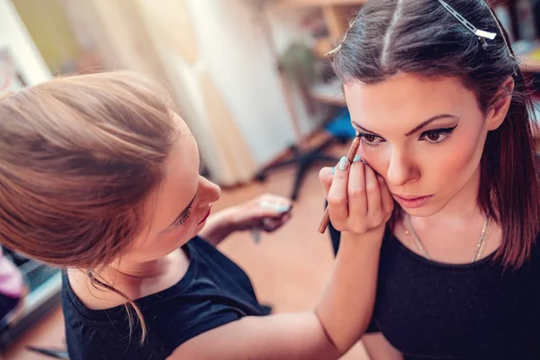 Maquillaje Artista Aplicación Maquillaje Para Modelo Femenino —  Fotos de Stock