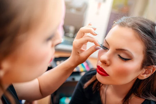 Vista Cercana Maquillador Aplicando Maquillaje Para Modelo Femenino —  Fotos de Stock