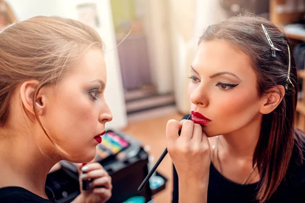 Maquillaje Artista Aplicación Maquillaje Para Modelo Femenino — Foto de Stock