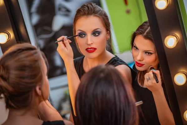 Due Giovani Donne Che Applicano Trucco Con Pennelli Trucco — Foto Stock