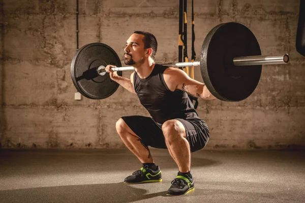 Knappe Gespierde Jongeman Squat Oefening Met Barbell Sportschool Doet — Stockfoto