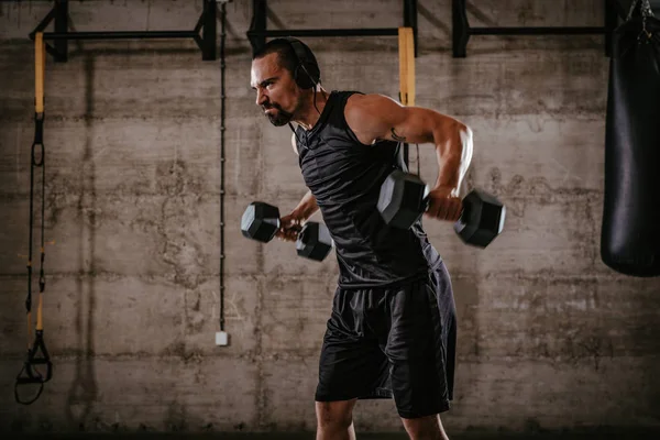 Gespierde Jongeman Harde Oefening Met Halters Voor Schouders Cross Fit — Stockfoto