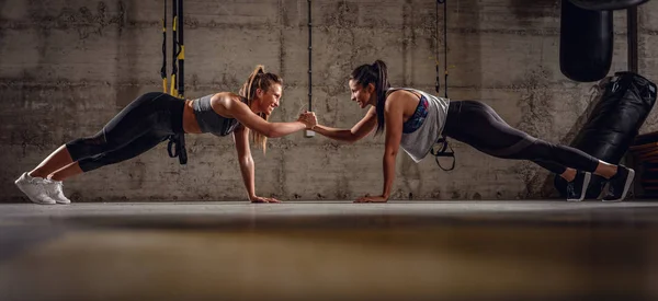 Dos Chicas Musculosas Jóvenes Haciendo Ejercicio Tablón Entrenamiento Cross Fit — Foto de Stock