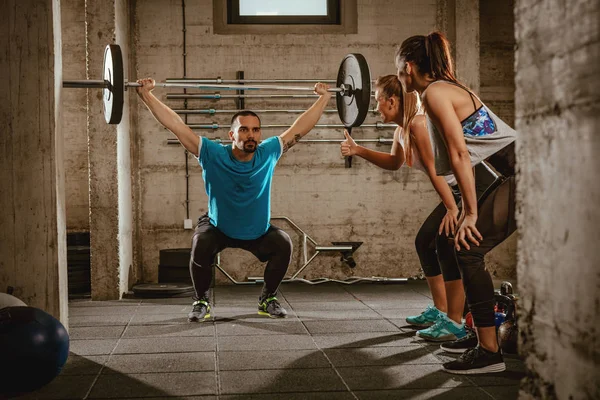 Bonito Jovem Musculoso Fazendo Exercício Agachamento Com Barbell Ginásio Duas — Fotografia de Stock