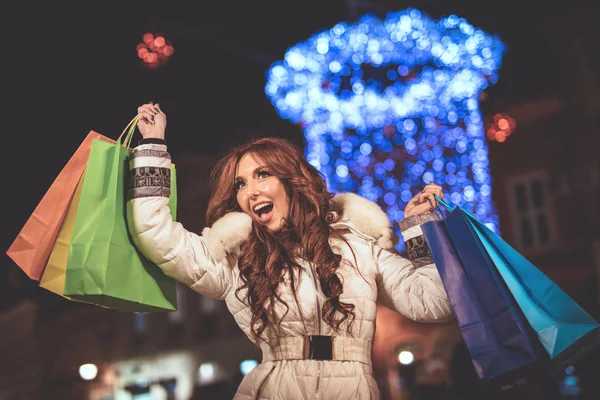 Jovem Com Sacos Compras Coloridos Divertindo Rua Cidade Época Natal — Fotografia de Stock