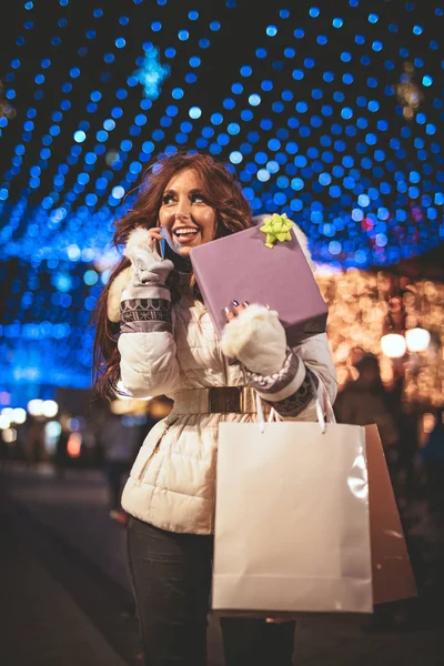 Jovem Alegre Com Sacos Compras Coloridos Usando Smartphone Divertindo Rua — Fotografia de Stock