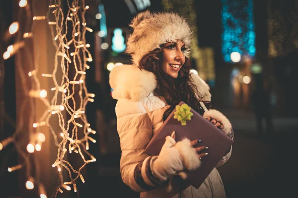 Young Woman Holding Present City Street Christmas Time — Stock Photo, Image