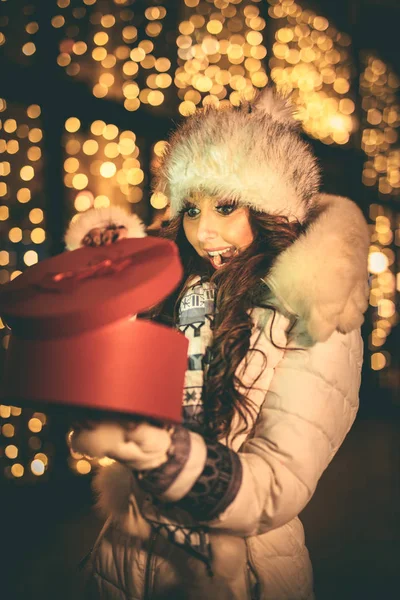 Giovane Donna Allegra Con Regalo Rosso Divertirsi Strada Città Nel — Foto Stock