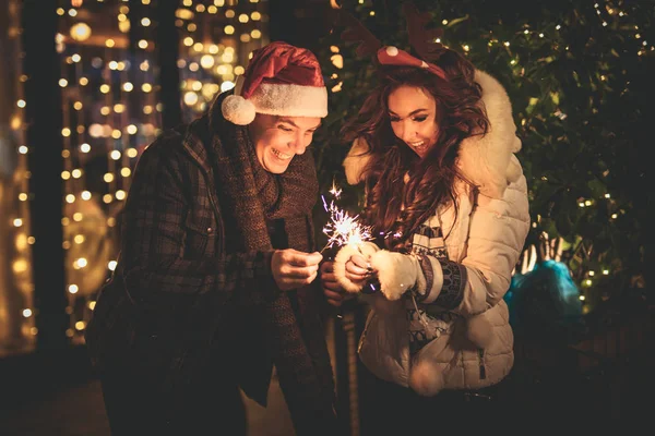 Mignon Couple Joyeux Avec Des Étincelles Profiter Veille Noël Dans — Photo