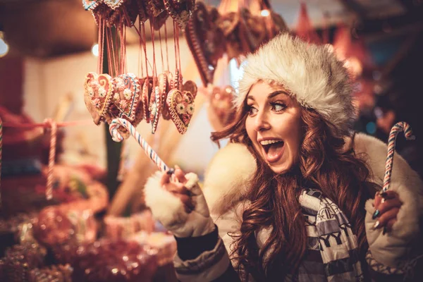 Joyeux Jeune Femme Amuser Sur Marché Noël Dans Rue Ville — Photo