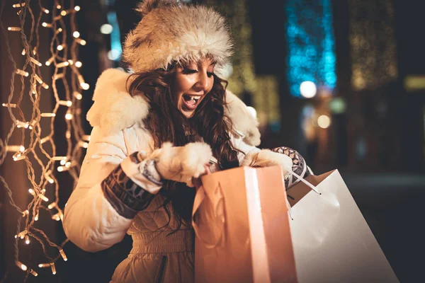 Vidám Fiatal Jelenleg Birtoklás Móka Városban Utcai Karácsonyi Időben — Stock Fotó
