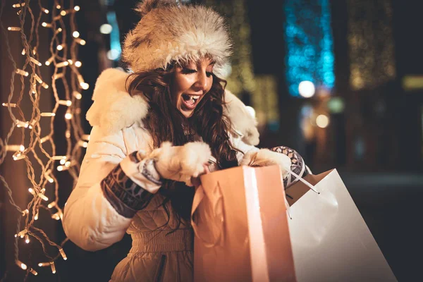 Jovem Alegre Com Presente Divertindo Rua Cidade Época Natal — Fotografia de Stock