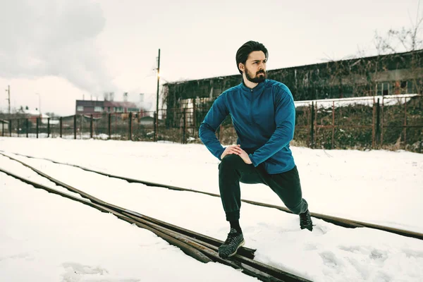 Hombre Activo Estirando Haciendo Ejercicios Ferrocarril Viejo —  Fotos de Stock