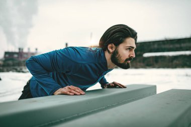 Sportif delikanlı sporcu gönderme yapıyor ups kış eğitim sırasında