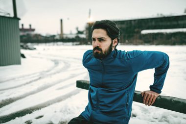 Genç adam atlet itme yapıyor ups kış eğitim sırasında