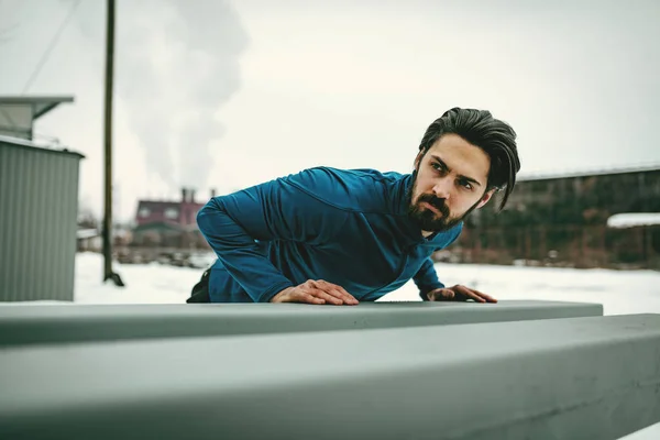 Joven Atleta Deportista Haciendo Flexiones Durante Entrenamiento Invierno —  Fotos de Stock