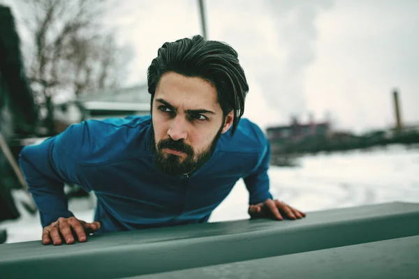 Joven Atleta Deportista Haciendo Flexiones Durante Entrenamiento Invierno —  Fotos de Stock