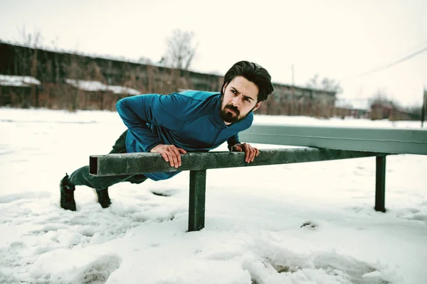 Mladý Muž Sportovec Dělá Push Ups Během Zimní Přípravy — Stock fotografie