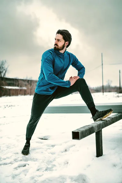 Joven Deportista Estirándose Antes Entrenar Lugar Público — Foto de Stock