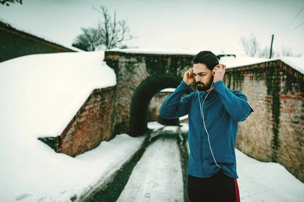 Corredor Masculino Con Auriculares Que Preparan Para Correr Lugar Público —  Fotos de Stock