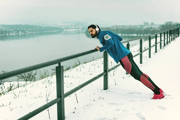 若い男 腕立て伏せの運動選手川冬トレーニング中に Ups — ストック写真