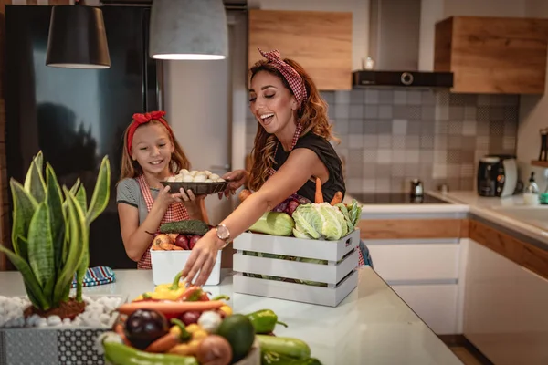 Mãe Feliz Com Filha Fazendo Tendo Refeição Saudável Juntos Casa — Fotografia de Stock