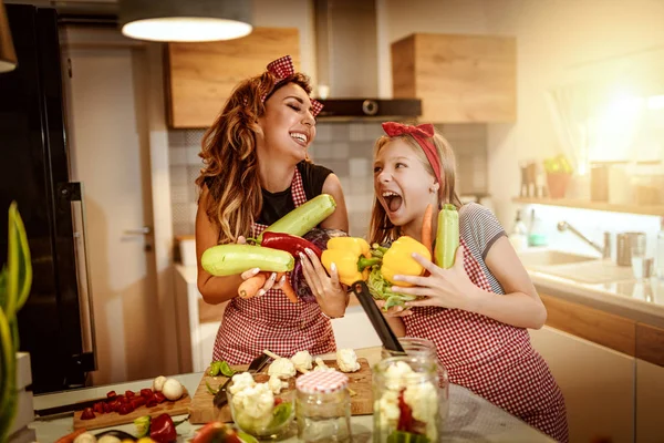 Fiatal Anya Lánya Pácolás Zöldségekkel Együtt Hogy Egészséges Étkezés Otthon — Stock Fotó