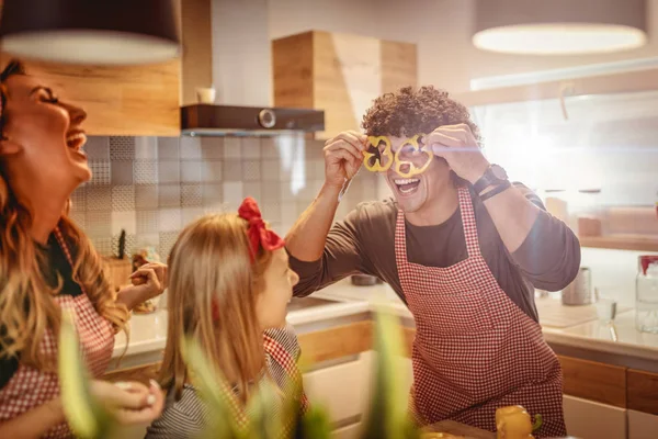 Счастливые Родители Дочерью Готовят Здоровую Пищу Вместе Кухне — стоковое фото