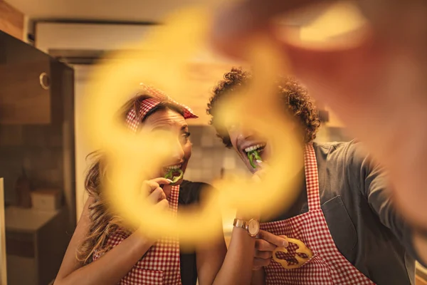 Heureux Jeune Couple Amuser Faire Des Repas Sains Ensemble Maison — Photo