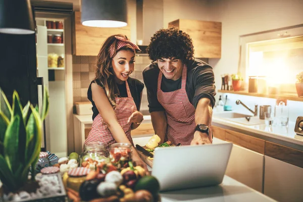 Glada Unga Par Kul Att Göra Hälsosam Måltid Tillsammans Hem — Stockfoto