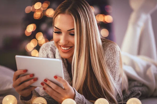 Mladá Usměvavá Žena Pomocí Tabletového Počítače Vánoční Zařízený Interiér — Stock fotografie