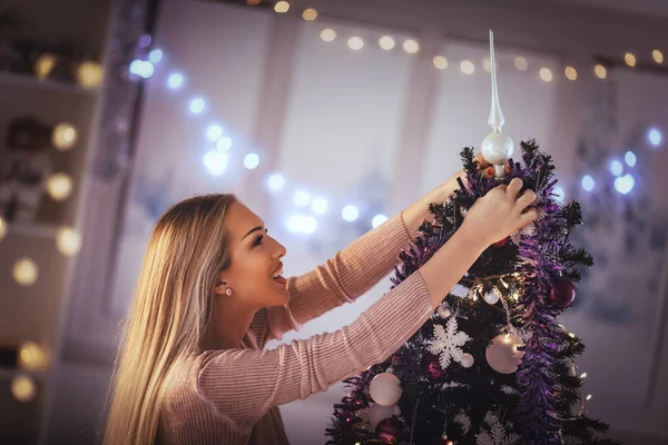 Lächelnde Junge Frau Schmückt Weihnachtsbaum Hause Mit Weihnachtsschmuck — Stockfoto