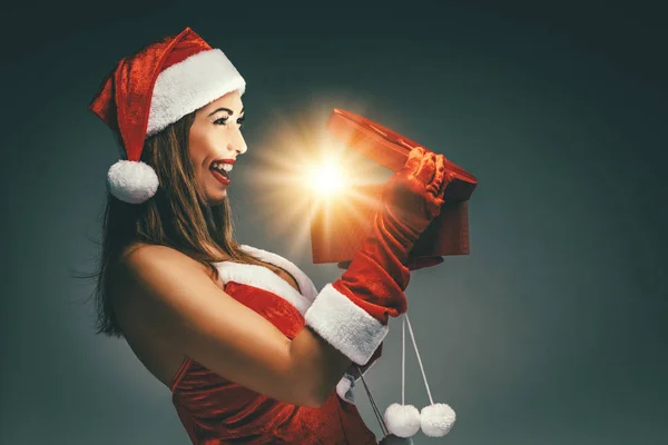 Giovane Donna Sorridente Costume Babbo Natale Che Tiene Regalo Rosso — Foto Stock