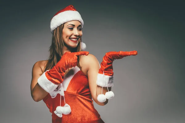 Giovane Donna Sorridente Costume Babbo Natale Posa Sfondo Grigio — Foto Stock