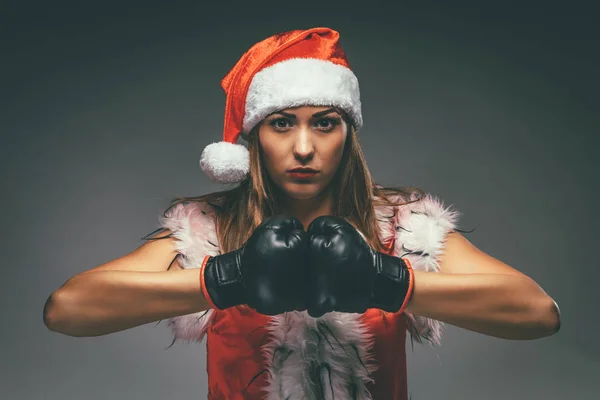 Mladá Naštvaná Žena Kostýmu Santa Clause Boxerské Rukavice Šedém Pozadí — Stock fotografie