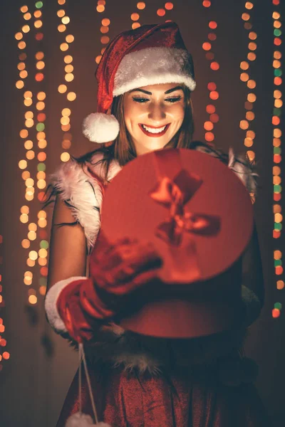 Leende Kvinna Santa Claus Kostym Holding Röd Närvarande Glödande Bakgrund — Stockfoto