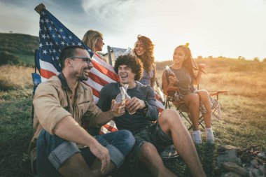 Grup Genç arkadaşlar eğlenmeye ve tabiat manzarası piknik üzerinde rahatlatıcı 