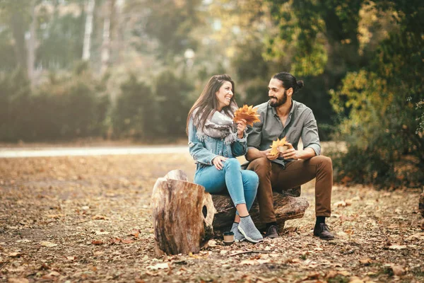 微笑的夫妇花快乐的时光在秋天的公园 — 图库照片