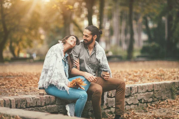 Taş Çit Oturan Sonbahar Parkta Kahve Içme Gülümseyen Çift — Stok fotoğraf