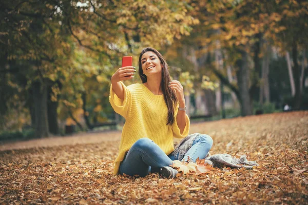 Retrato Mulher Sorridente Tomando Selfie Floresta Outono — Fotografia de Stock