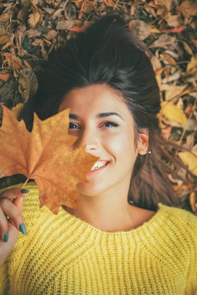 Mladá Žena Ležící Zlaté Listí Podzimním Parku — Stock fotografie