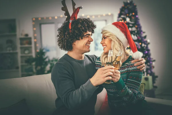 Joven Pareja Romántica Abrazando Celebrando Navidad Casa —  Fotos de Stock