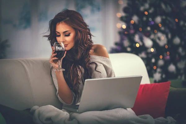 Leende Kvinna Avkopplande Sängen Med Laptop Och Glas Vin — Stockfoto