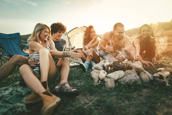 Alegre Jóvenes Amigos Que Divierten Picnic Paisaje Salvaje — Foto de Stock