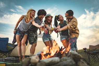 Grup Genç arkadaşlar piknik tabiat manzarası içinde eğleniyor 