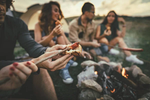 Щасливі Молоді Друзі Смажать Ковбаски Їдять Сміються Пікніку — стокове фото