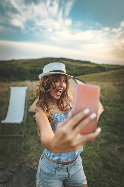 Glad Ung Kvinna Tar Selfie Med Smartphone Vid Solnedgången — Stockfoto
