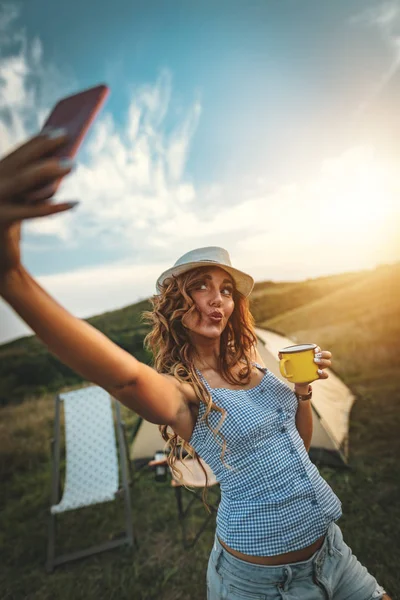 Glad Ung Kvinna Tar Selfie Med Smartphone Vid Solnedgången — Stockfoto